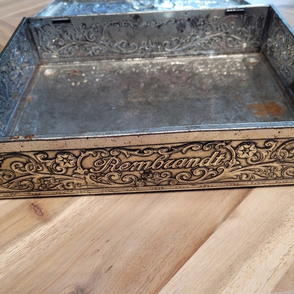 2 Vintage Embossed Tin Boxes - Rembrandt, Old World Castle, Europe, Musketeers - Picture 8 of 13